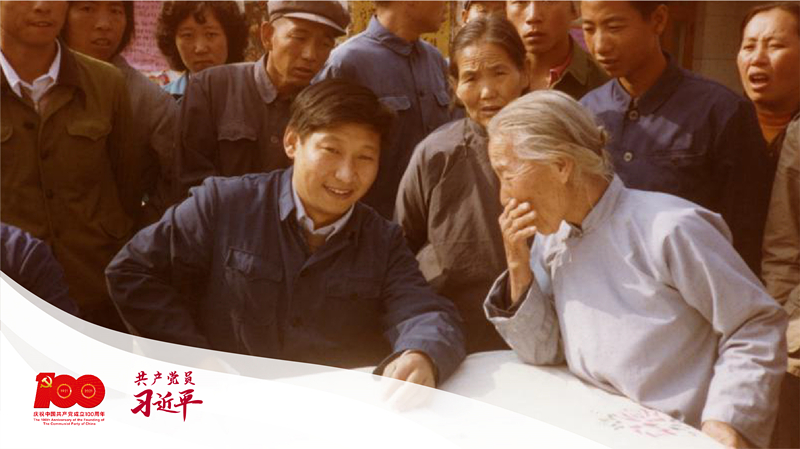 1983年，時(shí)任河北正定縣委書記習(xí)近平在大街上聽取來訪群眾的意見。