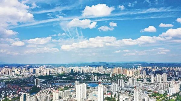 ▲ 荷塘區(qū)上空，白云朵朵。記者 謝慧