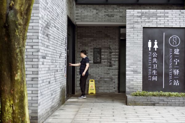 建設(shè)路“建寧驛站”，清早就有居民前往 劉震 攝