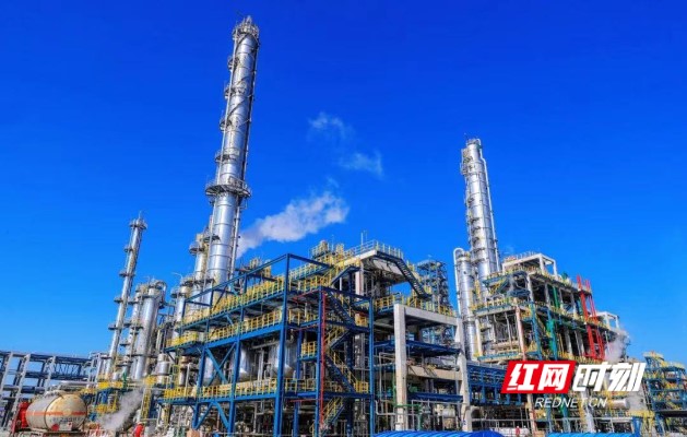 湖南石化己內酰胺產業(yè)鏈搬遷與升級轉型發(fā)展項目實現“產能翻番，排污減半”。.jpg